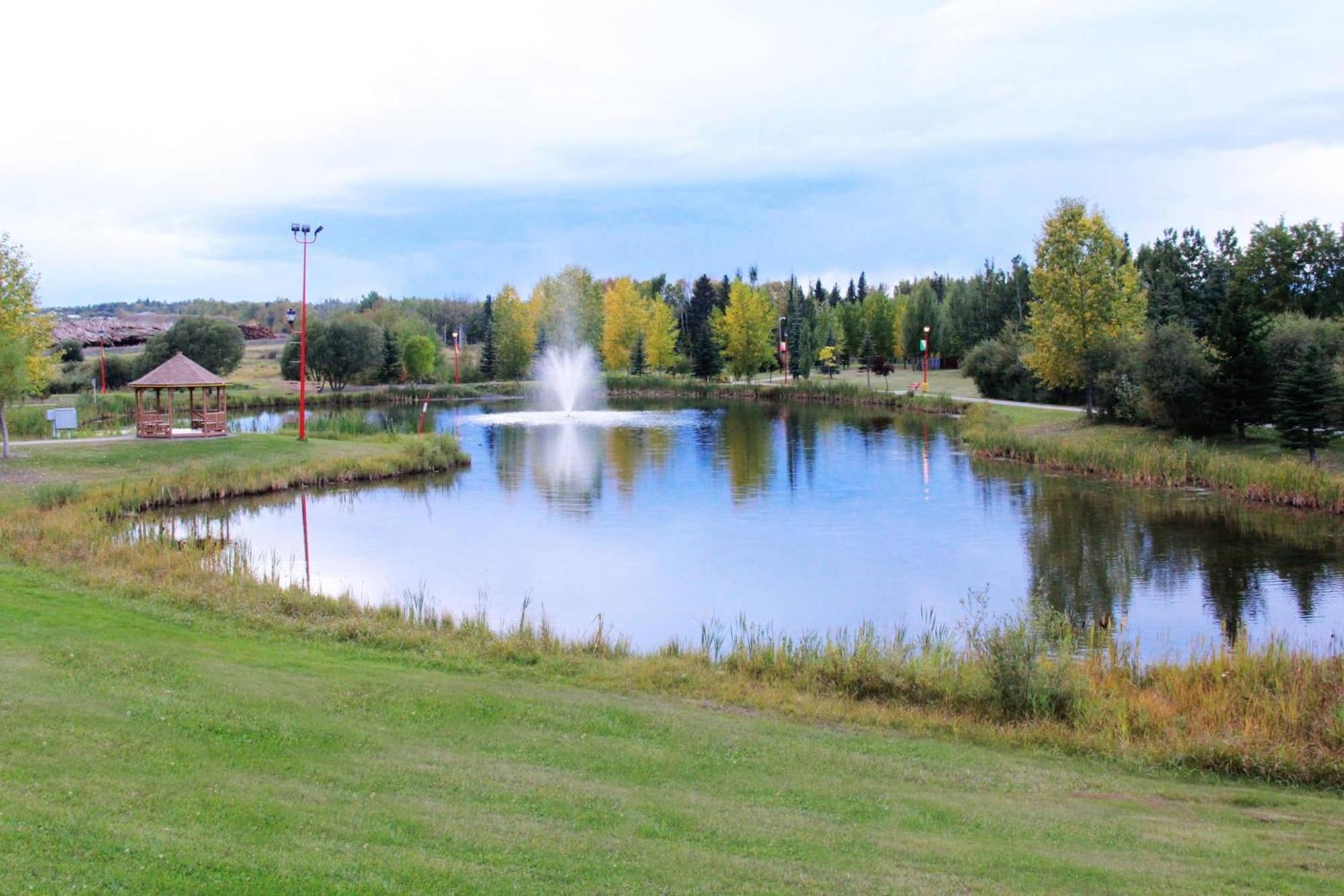 ฮอลิเดย์ อินน์ เอ็กซ์เพรส แอนด์ สวีท เดรย์ตัน แวลเลย์ Drayton Valley ภายนอก รูปภาพ